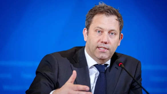 Klingbeil will Investitionen stark erhöhen. (Archivbild) - © Kay Nietfeld/dpa