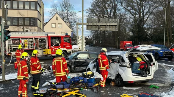 Bei dem Unfall sind mehrere Menschen verletzt worden. - &copy; Berthold Stamm/dpa