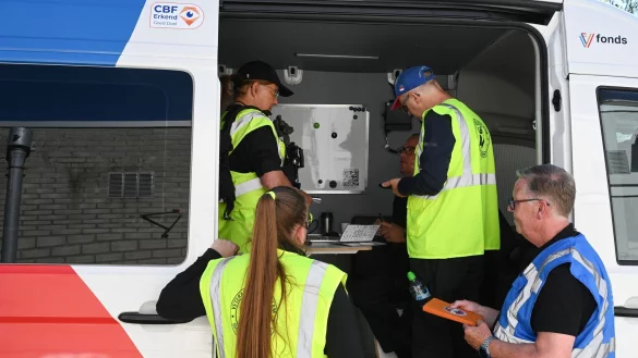 Die Polizei sucht mit einem Großaufgebot nach den Geschwistern. - © Lars Penning/dpa