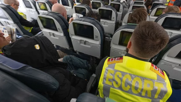 Nach Angaben der EU-Kommission kehrt nur etwa jeder fünfte abgelehnte Asylbewerber in seine Heimat zurück. (Archivbild) - © Boris Roessler/dpa