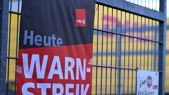 Ein Verdi-Plakat an einem Eingangstor eines DHL-Standorts - auch am Donnerstag sind vielerorts solche Hinweise zu sehen. - © Wolf von Dewitz/dpa