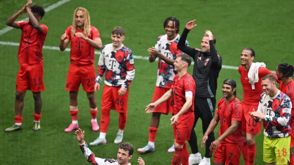 In Leipzig feierten die Bayern-Spieler noch verhalten. - © Hendrik Schmidt/dpa