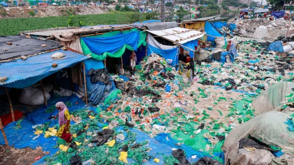 Viele Entwicklungsländer versinken mangels Recyclingmöglichkeiten in Plastikmüll. (Archivbild) - © Suvra Kanti Das/ZUMA Press Wire/dpa