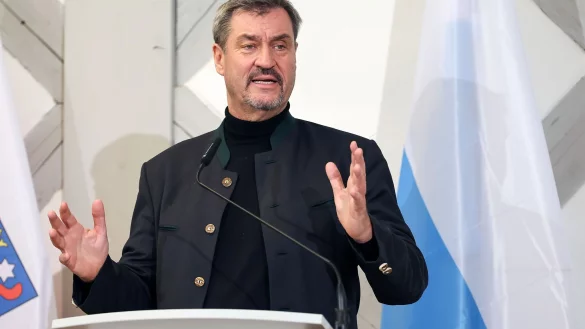 Markus Söder ist überzeugt, die Brandmauer zur AfD sei «härter denn je» (Archivbild). - © Daniel Löb/dpa