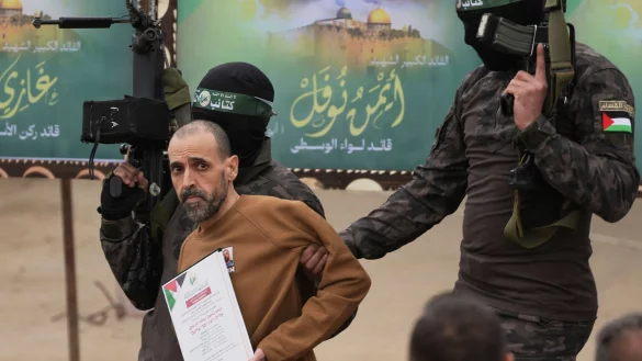 Die islamistische Hamas hat angekündigt, sie wolle die nächste Freilassung israelischer Geiseln auf unbestimmte Zeit verschieben. - © Abdel Kareem Hana/AP/dpa