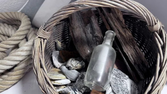 Sieben Jahre lag eine auf Sylt gefundene Flaschenpost bei ihren Findern, ohne entziffert worden zu sein. - &copy; Malte C. Bayer/-/dpa