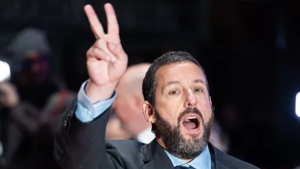 Hat gut lachen und Grund f&uuml;r eine Siegerpose: Adam Sandler ist mit &laquo;Happy Gilmore 2&raquo; ein erfolgreiches Sequel gelungen. (Archivbild) - &copy; Hannes P. Albert/dpa