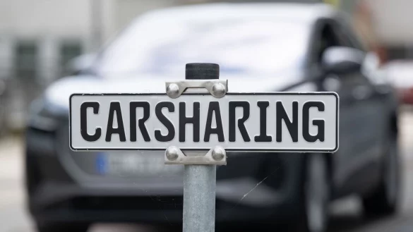 Autos zum Teilen: In vielen Städten in NRW sind immer mehr Carsharing-Autos unterwegs (Symbolbild) - © Hendrik Schmidt/dpa