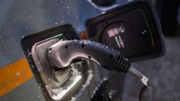 Die Preise fürs Laden eines E-Autos können je nach Anbieter stark variieren (Symbolbild) - © Julian Stratenschulte/dpa/dpa-tmn