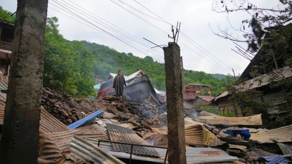 Ein Mann inspiziert sein besch&auml;digtes Haus nach dem n&auml;chtlichen Beschuss aus Pakistan im Dorf Gingal im Bezirk Uri im indisch kontrollierten Kaschmir. - &copy; Dar Yasin/AP/dpa