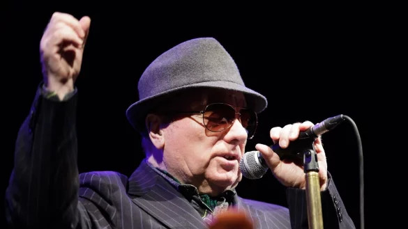 Rund um seinen 80. Geburtstag steht Van Morrison in seiner Heimatstadt Belfast auf der Bühne. (Archivbild) - © Georg Hochmuth/epa/dpa