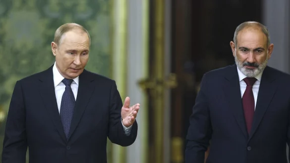 Das Verhältnis zwischen Kremlchef Wladimir Putin und Armeniens Premier Nikol Paschinjan gilt als gespannt. (Archivbild) - © Sergei Ilnitsky/POOL EPA/AP/dpa