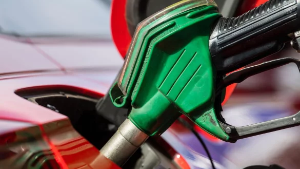Die Spritpreise haben bisher kaum auf den Absturz des Öpreises reagiert. (Archivbild) - © Christophe Gateau/dpa
