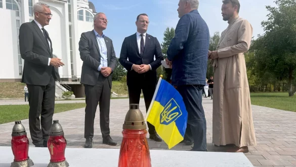 Die Fraktionschefs Spahn und Miersch in der Gedenkstätte für die Opfer der russischen Besatzung in Butscha. - © Michael Fischer/dpa