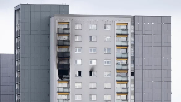 Drei Menschen wurden bei einem Brand in der elften Etage eines Hochhauses verletzt - zwei von ihnen starben im Krankenhaus. - © Sebastian Kahnert/dpa