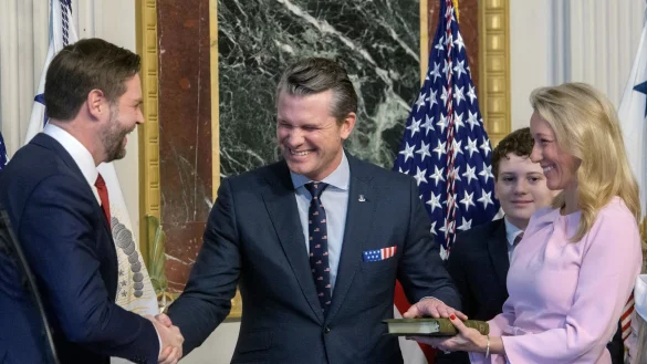 US-Vize Vance vereidigt den neuen Pentagon-Chef. - © Rod Lamkey/AP Photo/dpa