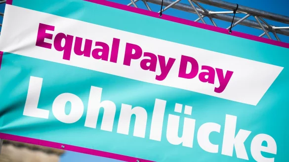 Der Aktionstag Equal Pay Day (7. März) will auf das geschlechtsspezifische Lohngefälle zwischen Frauen und Männern aufmerksam machen. - © Christophe Gateau/dpa/dpa-tmn
