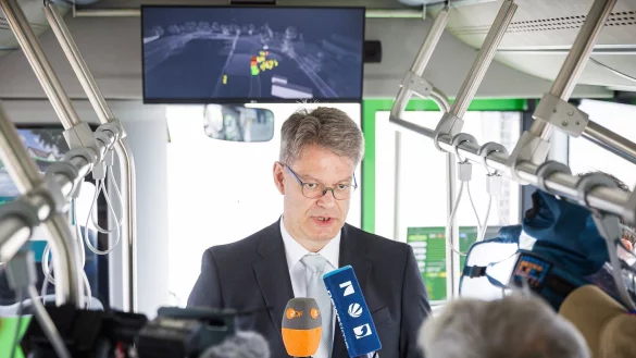 Verkehrsminister Schnieder zeigt sich nach seiner Fahrt im autonomen Bus beeindruckt. - © Moritz Frankenberg/dpa