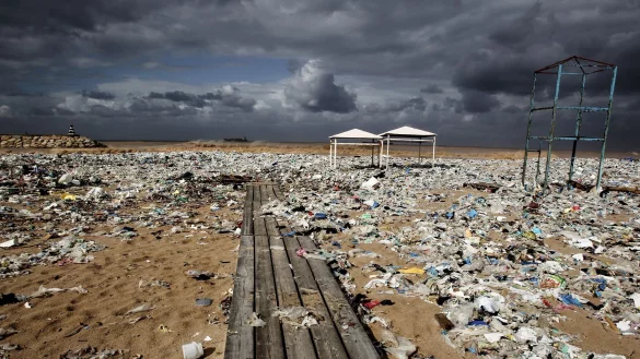 Plastikmüll liegt an einem Mittelmeer-Strand nahe Beirut - © Marwan Naamani/dpa