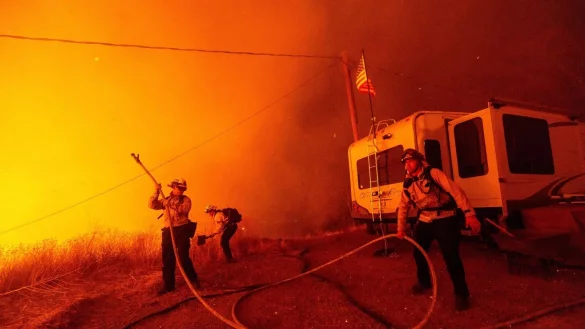 Dichter Rauch lag über der betroffenen Region. - © Ethan Swope/AP/dpa