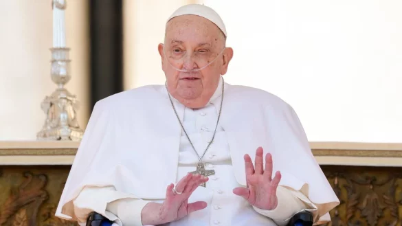 Papst Franziskus hat Großbritanniens König Charles III. und dessen Frau Königin Camilla zu einem privaten Gespräch im Vatikan empfangen. - © Andrew Medichini/AP/dpa