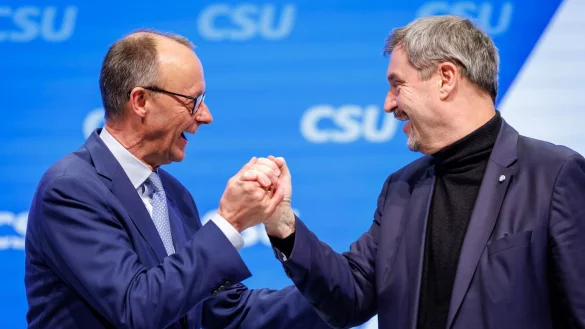 Die Chefs von CSU und CDU, Markus Söder und Friedrich Merz, setzen auf Geschlossenheit im Wahlkampf. - © Daniel Karmann/dpa