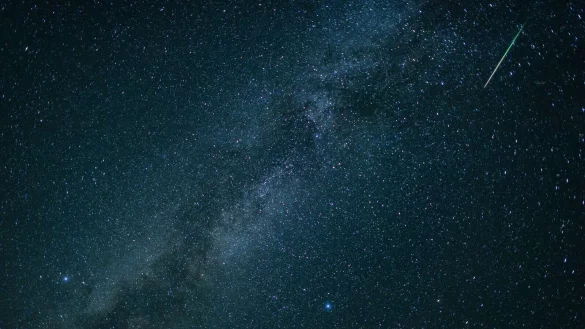 Im August gibt es viele Sternschnuppen zu sehen - die meisten üblicherweise in der Nacht vom 12. auf den 13. August. (Archivbild) - © Matthias Balk/dpa