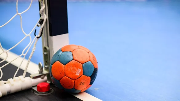 In der 2. Handball-Bundesliga muss die Partie zwischen TuSEM Essen und dem Dessau-Roßlauer HV wiederholt werden. - © Tom Weller/dpa