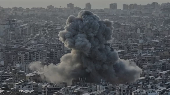 Rauch steigt nach einem israelischen Luftangriff &uuml;ber einem Vorort von Beirut auf. - &copy; Bilal Hussein/AP/dpa