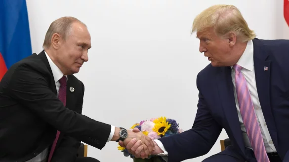 Kremlchef Wladimir Putin und US-Präsident Donald Trump haben die Bereitschaft zu einem neuen Treffen bekundet. (Archivbild) - © Susan Walsh/AP/dpa