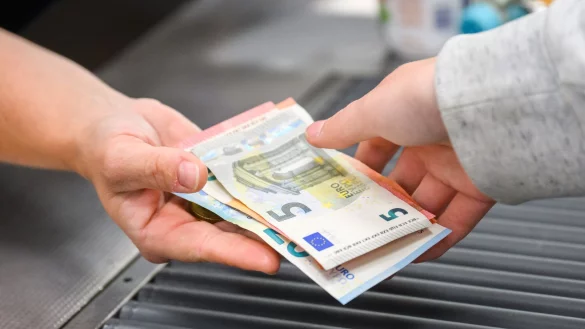 Der Einkauf im Supermarkt ist in den vergangenen drei Jahren sehr viel teurer geworden. Vom Ifo-Institut befragte Ökonomen rechnen bis 2028 mit weltweit dauerhaft erhöhten Inflationsraten. (Illustration) - © Julian Stratenschulte/dpa