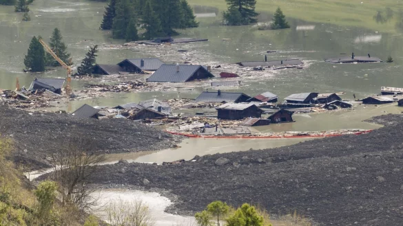 Schwimmende Barrieren sollen Schwemmgut zurückhalten. - © Cyril Zingaro/KEYSTONE/dpa