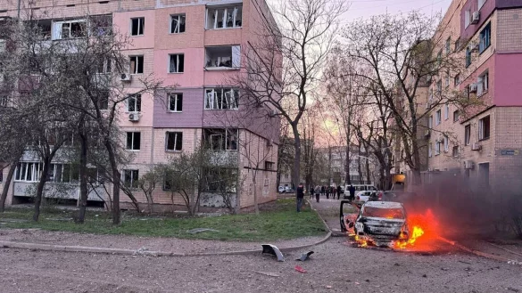 Nach ukrainischen Angaben sind unter den Opfern des Angriffs auch sechs Kinder. - © Ukrainian Emergency Service/AP/dpa