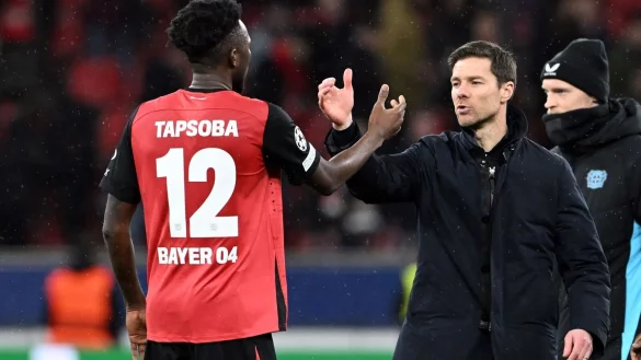 Alonso freut sich über das Bleiben von Boniface. - © Federico Gambarini/dpa