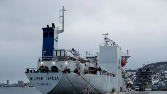 Das Schiff «Silver Dania» wurde für Ermittlungen in den Hafen von Tromsø gebracht. - © Rune Stoltz Bertinussen/NTB/dpa