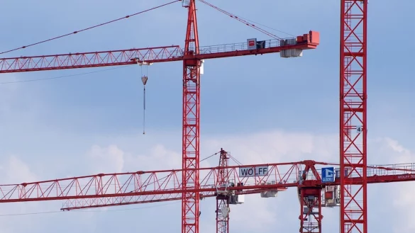 Baukr&auml;ne werden in den kommenden Jahren seltener zu sehen sein. Laut Forschergruppe Euroconstruct wird sich die Talfahrt des deutschen Wohnungsbaus fortsetzen. (Foto: Illustration) - &copy; Carsten Hoefer/dpa