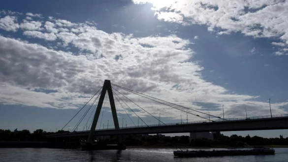 Mit dem meteorologischen Herbstbeginn am Montag sollen sich auch die Wolken verdichten. - © Rolf Vennenbernd/dpa