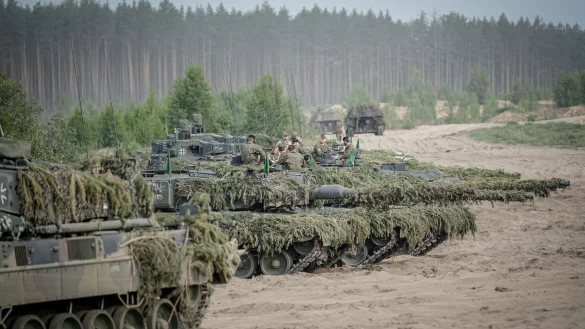 Leopard-2-Panzer der Bundeswehr bei einer &Uuml;bung - die deutschen Streitkr&auml;fte sollen in den kommenden Jahren besser bewaffnet werden. - &copy; Kay Nietfeld/dpa