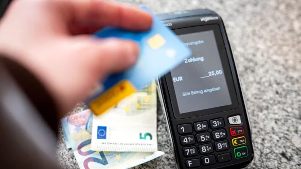 Sowohl zu Hause als auch im Ausland greift zum Bezahlen nur noch gut ein Drittel der Deutschen auf Bargeld zurück. (Symbolbild) - © Sina Schuldt/dpa