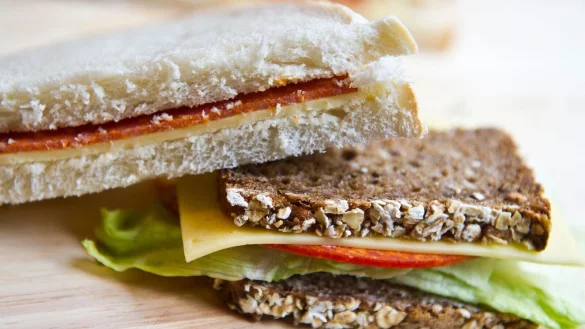 Vielfalt bei belegtem Brot: zwischen Vollkornbrot mit Käse und Salat und Toast mit Wurst und Käse. (Symbolbild) - © picture alliance / dpa
