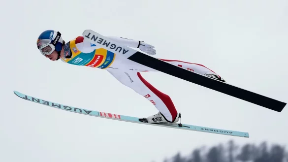 Tschofenig fliegt zum Gesamtsieg. - &copy; Darko Bandic/AP/dpa