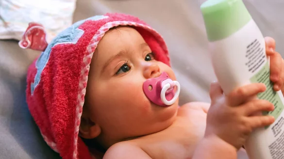 Zarte Babyhaut ohne Paraffine: 19 von 26 getesteten Babypflegecremes bekamen von der «Öko-Test» die Note «sehr gut». - © Mascha Brichta/dpa-tmn