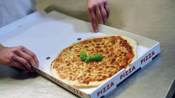Zehn Pizzakartons hat &laquo;&Ouml;ko-Test&raquo; auf Bisphenole untersucht. Nur in einem waren keine enthalten. - &copy; Jens Kalaene/dpa-Zentralbild/dpa-tmn