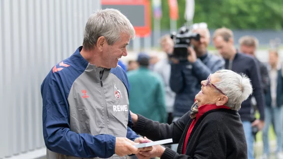 Start mit Geschenk: Friedhelm Funkel hat sein erstes Training bei seiner Rückkehr nach Köln geleitet. - © Rolf Vennenbernd/dpa