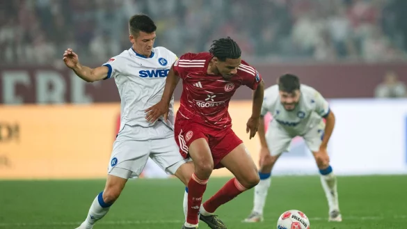 Fortunas Kenneth Schmidt und Marvin Wanitzek (l) im Zweikampf - &copy; Marius Becker/dpa