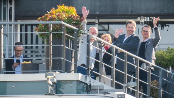 In einer Pause kommen Verhandler von Union und SPD auf eine Terrasse an der Spree. - © Michael Kappeler/dpa
