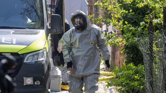 Experten des LKA betreten unter Vollschutz ein Wohnhaus in Zeithain, in dem Giftstoffe gelagert sein sollen. - © Daniel Wagner/dpa