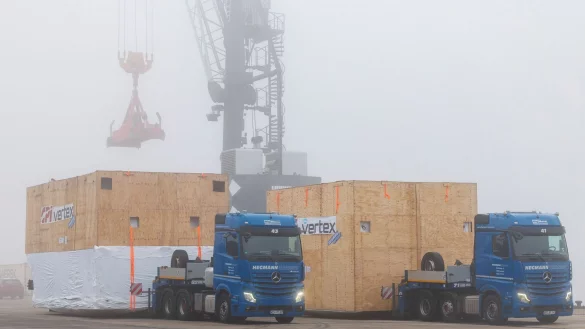 Die Gr&ouml;&szlig;e der Teleskop-Teile hat selbst Schwertransporter an ihre Grenze gebracht. - &copy; Christoph Reichwein/dpa