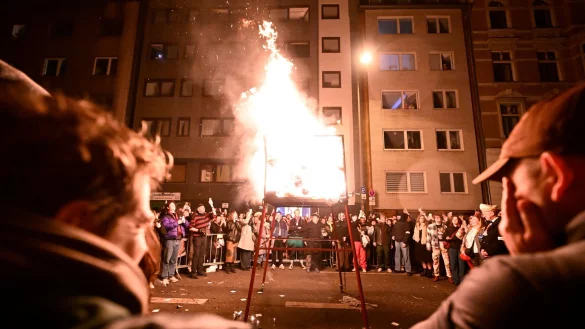 Mit der Verbrennung des Nubbels geht in Köln der Karneval offiziell zu Ende. - © Roberto Pfeil/dpa