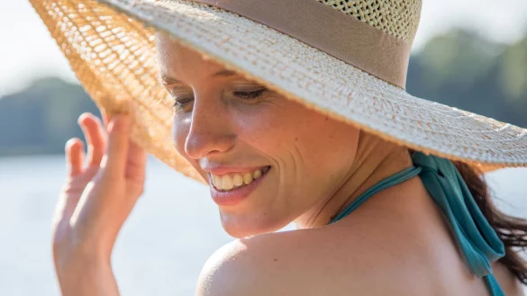 Wer sich also vor der Sonnenstrahlung schützt, kann damit das Risiko für Hautkrebs entscheidend senken. - © Christin Klose/dpa-tmn